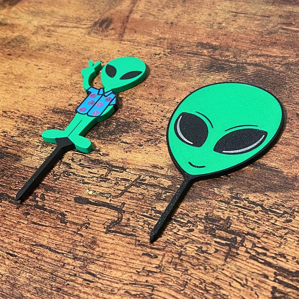 Fun alien head and alien in a Hawaiian t-shirt plant stakes